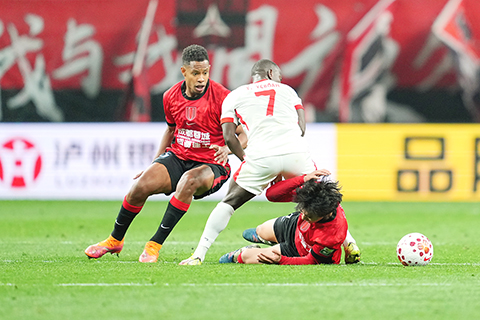 ◎ 三月十五日晚,中超聯賽第二輪比賽中,紅衣成都蓉城隊主場一比0勝青島海牛隊。圖為雙方隊員在比賽中拼搶。(中新社記者 安源 攝)