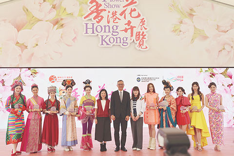 ◎ 三月十九日,香港花卉展在維園舉行「無線電視藝員及香港小姐造像攝影」活動。由康文署與香港電視廣播有限公司合辦,旨在結合花卉展覽與人文攝影,推動社區藝術參與。現場設模特互動、紀念品頒贈等環節,吸引數百名攝影愛好者到場。圖為康文署助理署長王文煌(中)、花展委員會主席戴婉君(左六)等嘉賓出席頒獎禮。(香港中通社記者 鄧梓傑 攝)