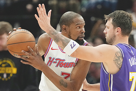 ◎ 火箭杜蘭特(白衣)進攻遭遇湖人當錫,昨役湖人勝。(美聯社)