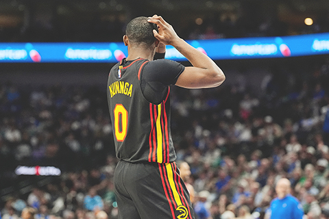 ◎ 鷹隊0號古明加七十五呎長距三分波中的,自己也不太相信。(美聯社)