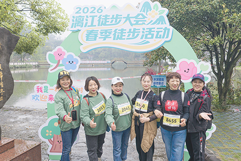 ◎ 三月廿二日,徒步愛好者「打卡」廣西桂林漓江風景。(王戰飛 攝)