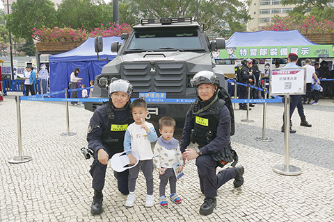 ◎ 小朋友與防彈運兵車及警員合影。