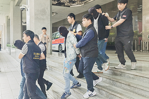 ◎ 三名內地男子涉禁錮及不當扣留證件被拘查。