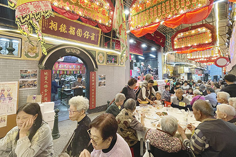 ◎ 雀仔園土地誕敬老街宴,筵開百餘席。