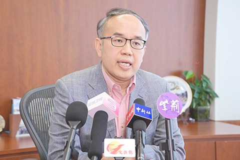 ◎ 二0二六年「全民國家安全教育日」前夕,香港特區政府財經事務及庫務局局長許正宇接受中新社等媒體採訪。(中新社記者陳永諾 攝)