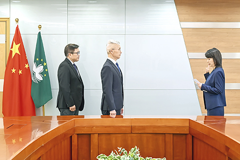 ◎ 經濟財政司司長戴建業主持財政局局長何燕梅就職儀式。