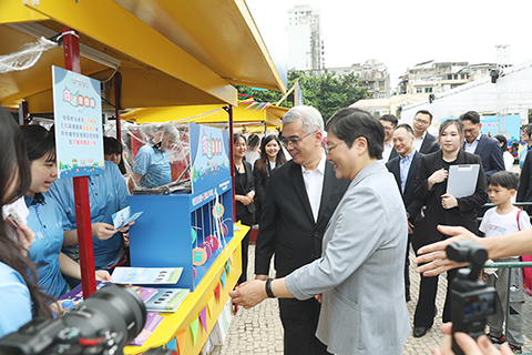 ◎ 行政法務司司長黃少澤及中聯辦法律部部長王恆參與現場攤位遊戲。