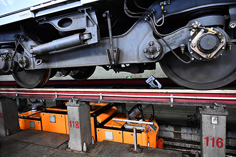 智能檢測機器人正對動車組底部零部件進行全方位掃描。(中新社記者 張斌 攝)