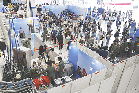 ◎ 三月廿九日,香港政府飛行服務隊舉行開放日,吸引大批市民到場參觀體驗。(香港中通社陳奕啟 攝)