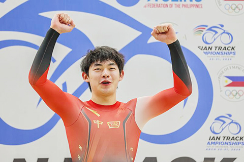 ◎ 3月30日,冠軍中國選手黃思晨在頒獎儀式上。在菲律賓甲米地省舉行的亞洲場地自行車錦標賽男子青年組全能賽中,中國選手黃思晨獲得冠軍。(新華社發 烏馬利攝)