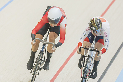 ◎ 3月30日,中國選手苑麗穎(左)和日本選手佐藤水菜在決賽中。在菲律賓甲米地省舉行的2026年亞洲場地自行車錦標賽女子精英組爭先賽中,中國選手苑麗穎獲得冠軍。(新華社發 烏馬利攝)