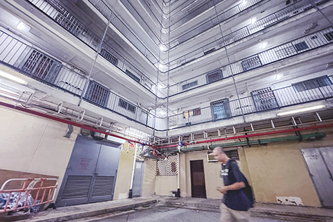 ◎ 香港打擊濫用公共房屋新措施三月卅一日生效,包括引入「嚴重濫用公屋」的新罪行;賦權獲授權人員要求可疑人士提供個人資料。圖為荃灣象山邨。(香港中通社記者 徐文峰 攝)