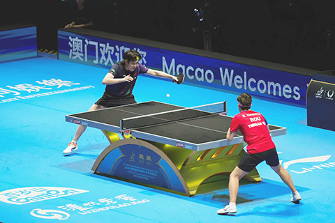 ◎ 三月三十一日,中國隊選手王楚欽(左)在澳門國際乒聯男子及女子世界盃男子單打比賽中,以三比0戰勝羅馬尼亞選手愛德華.約內斯庫。香港中通社圖片