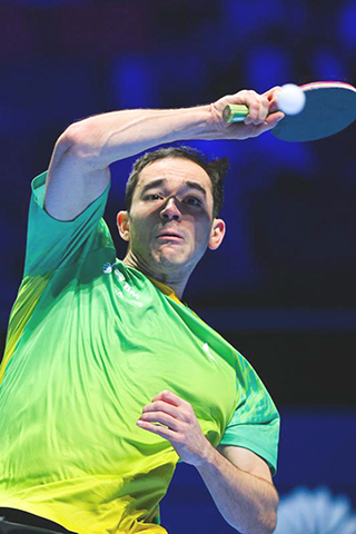 ◎ 三月三十一日,巴西選手雨果.卡爾德拉諾在比賽中回球。在中國澳門舉行的國際乒聯男子及女子世界盃男子單打小組賽中,巴西選手雨果.卡爾德拉諾三比0戰勝捷克選手盧博米爾.揚察里克。(新華社發 張金加 攝)