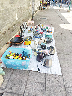 地攤售賣的廚具和玩具