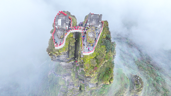 2025年10月,航拍貴州銅仁梵淨山。(李鶴 攝)