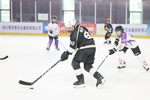 ◎ 四月三日,四川眉山,成都浩克國王冰球隊(黑衣)對陣清華附中天府學校隊(白衣)。當日,四川省第八屆全民健身冰雪季冰球比賽在清華附中天府學校舉行,此次比賽吸引了來自成都、簡陽等地的十六支隊伍、二百零二名青少年報名參賽。(中新社記者 張浪 攝)