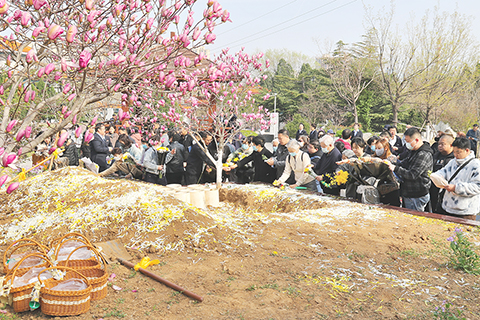 ◎ 這是在山東省濟南市玉函山公墓安息園追思苑內舉行的一場集體花壇葬儀式(三月廿六日攝)。(新華社發)