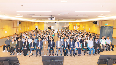 ◎ 市政署舉行「兩會」精神傳達會逾二百名市政服務人員出席。