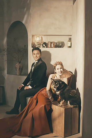 ◎ 楊明(左)、莊思明與愛犬拍攝拍拖十周年紀念相。