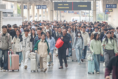 ◎ 四月六日,旅客在江西南昌站出行。當日,中國交通運輸部公佈的數據顯示,清明三天假期,全社會跨區域人員流動量預計達八點四億人次,鐵路、公路、民航首日客運量均超歷史同期峰值。(中新社記者 劉力鑫 攝)