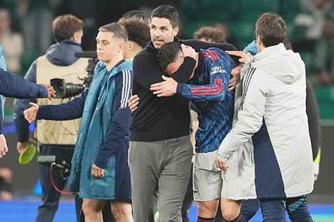 ◎ 阿仙奴涉險在歐冠首回合先勝士砵亭,主帥阿迪達(中)鬆一口氣。(美聯社)