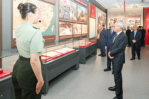 ◎ 行政長官岑浩輝昨日參觀駐澳門部隊中國人民解放軍軍史陳列。
