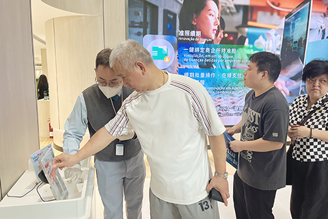 ◎ 長者在工作人員協助下拍卡領優惠券。