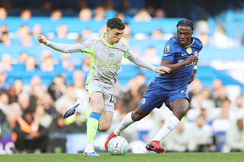 ◎ 四月十二日,倫敦,車路士隊與曼城隊的英超足球比賽中,曼城隊的菲爾.科頓(左)與車路士隊的羅密歐.拉維亞爭奪球權。(美聯社/伊恩沃爾頓)