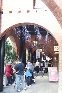 紅磚木頂式騎樓