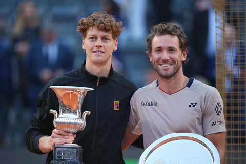 ◎ 意大利選手辛納和挪威選手魯德(Casper Ruud)(右)五月十七日星期日在羅馬舉行的意大利網球公開賽頒獎後合影。(美聯社/Andrew Medichini)ay17,2026.(APPhoto/AndrewMedichini)