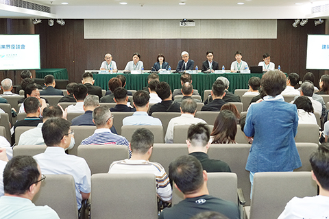 ◎ 土地工務局領導及主管人員主持座談會並即場解答與會者提問。