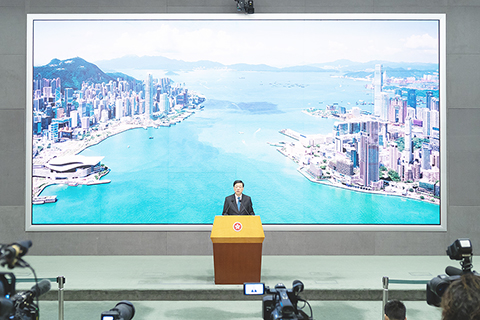 ◎ 六月九日,香港特區行政長官李家超出席行政會議前表示,政府正推動各種優惠措施慶祝香港特區成立二十九周年。政府會在專題網站公佈各項慶祝活動和優惠詳情,各部門機構亦會繼續更新相關資訊。行政長官李家超鼓勵更多企業和機構加入,讓香港在七一回歸二十九周年的大日子全城共同慶祝。(香港中通社記者 陳奕啟 攝)