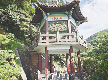 ◎ 于右任墓園內的雙層六角亭,為泰國僑領捐建,(仰止亭)為孫中山之子孫科題寫。(中新社記者 陳建新 攝)