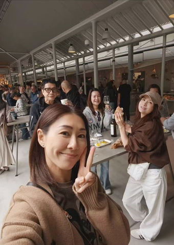 ◎ 胡定欣為與一班好友旅行而開心。