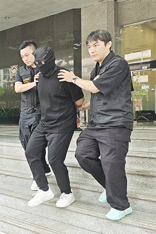 ◎ 一名卅九歲本澳商人涉嫌透過不法途徑獲取大量外國信用卡資料,利用名下三間公司的POS終端機進行虛假交易,清洗黑錢被捕。