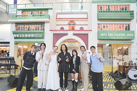 ◎ 鄧建明(中)與香港年青歌手張光宇、謝家俊及梁嘉穎及上海年青歌手方旭及周語菡在舞台上大合照。