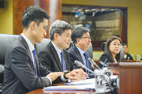 ◎ 運輸工務司司長譚偉文列席立法會全體會議,議程為細則性討論及表決《海域使用法》法案,以及引介、一般性討論及表決《電信法》法案。.