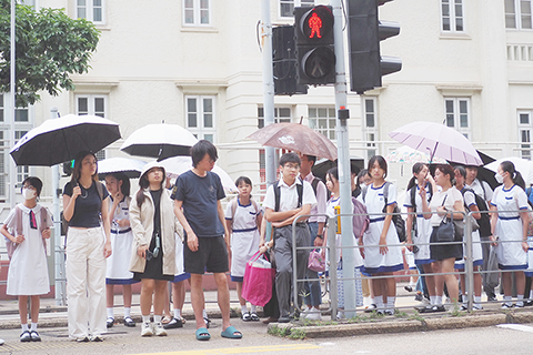 ◎ 九月一日,香港開學日,一號戒備信號生效,學生和市民都提早出門。香港天文台表示,一號戒備信號至少維持至九月二日早上。(香港中通社圖片)