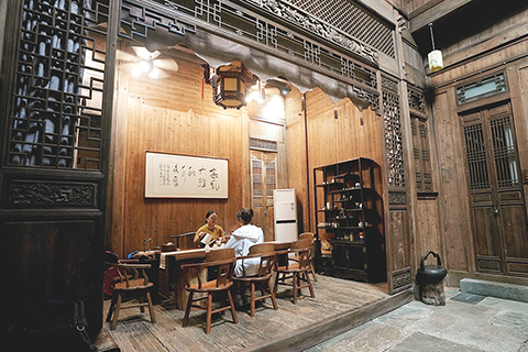 ◎ 遊客在婺源縣「將軍府」民宿內飲茶(八月二十六日攝)。