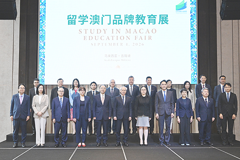 ◎ 行政長官岑浩輝與澳九所高校代表合攝於大馬教展場上。
