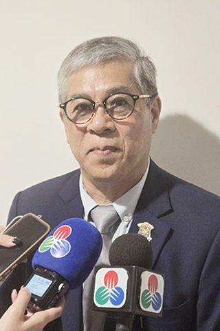 ◎ 獲四十五年嘉許狀的許健鴻老師。
