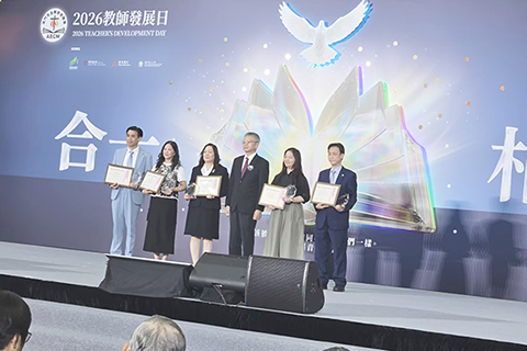 ◎ 張應杰向四十年教齡的傑出教師頒獎。