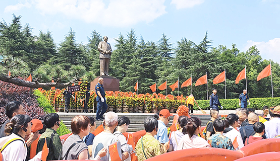 民眾在韶山毛澤東廣場敬獻花籃、瞻仰銅像。(付敬懿 攝)