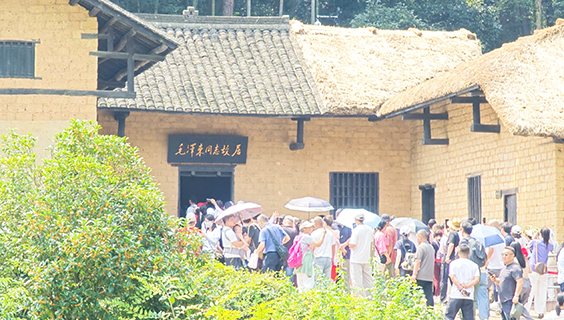 民眾在韶山毛澤東故居前有序排隊參觀。(付敬懿 攝)