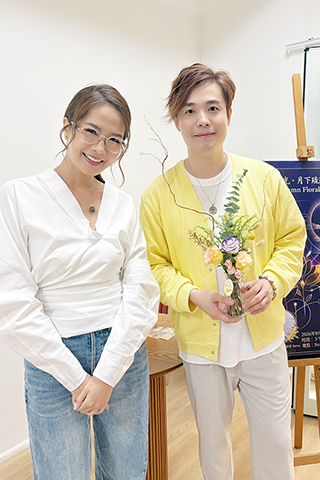 ◎ 何展睿與梁敏巧共研花藝。