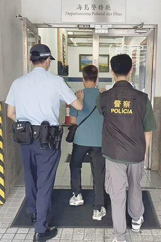 ◎ 一名年約六十歲的士司機懷疑故意找少九百元,涉嫌詐騙被捕。