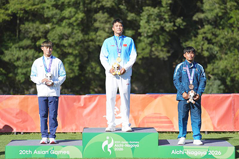 ◎ 十月一日,冠軍中國選手張志成(中)、亞軍中國台北選手吳融政(左)與季軍泰國選手科特蘇克在頒獎儀式上。亞運會皮划艇激流迴旋男子單人划艇決賽在日本愛知縣舉行。(新華社記者 張浩波 攝)