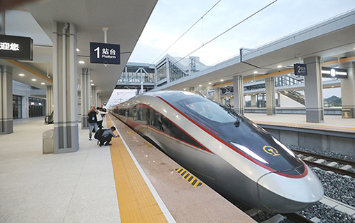 衡水南至北京西G7820次首發列車緩緩駛出衡水南站。(陳康 攝)