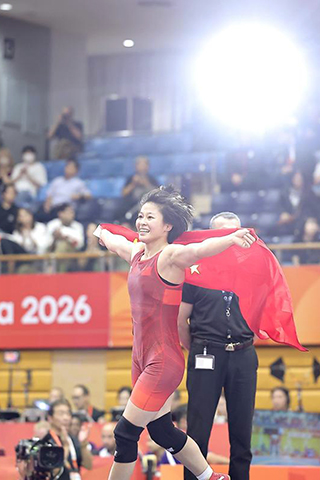 ◎ 十月三日,洪可新慶祝奪冠。亞運會摔跤項目女子五十七公斤級決賽中,中國選手洪可新奪得冠軍。(新華社記者 龍雷 攝)